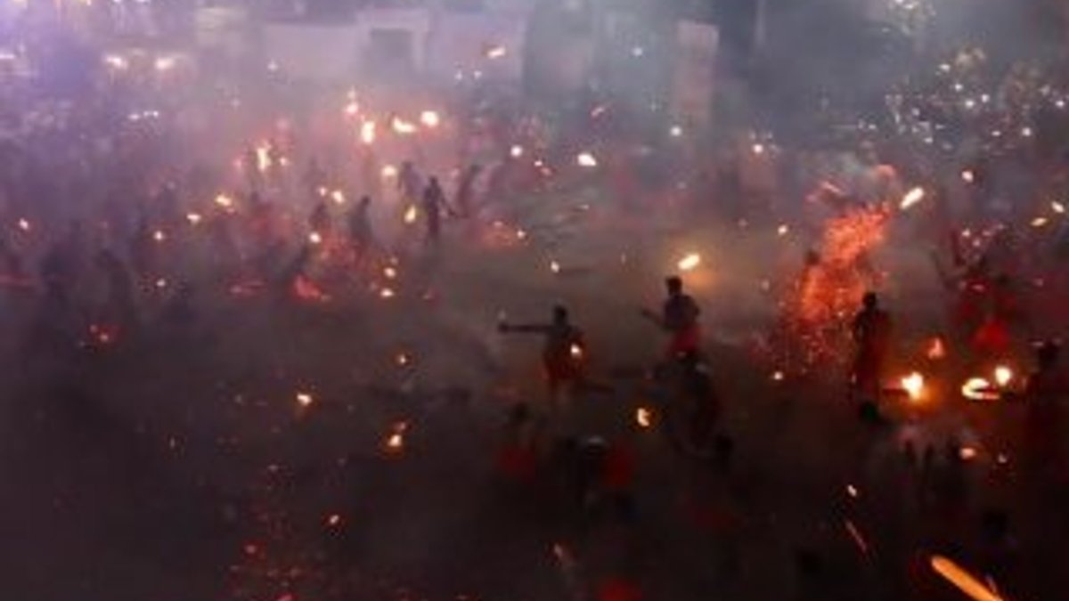 Hindistan'da ateş fırlatma festivali