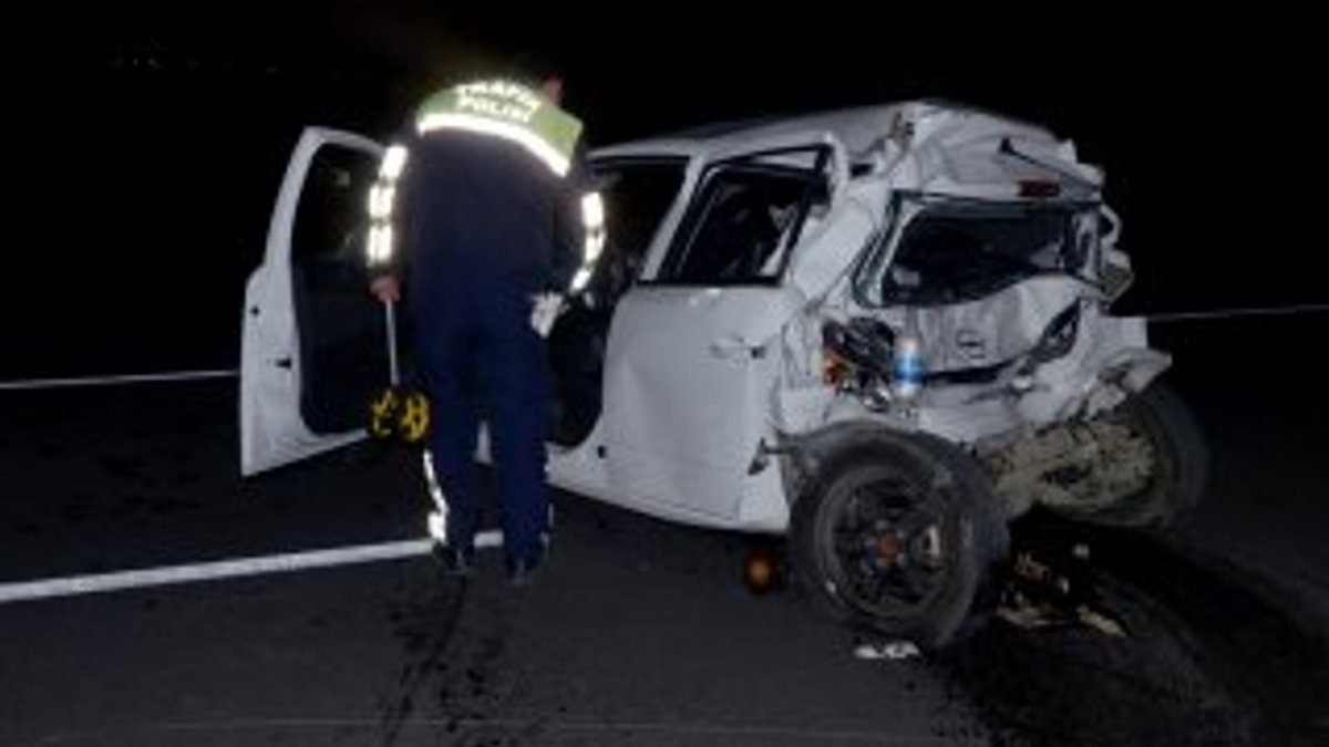 Kars'ta otomobil ve ambulans çarpıştı; bir öğretmen öldü