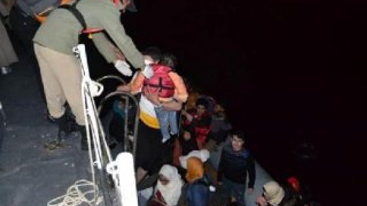 Denizde sürüklenen kaçaklar boğulmaktan kurtarıldı