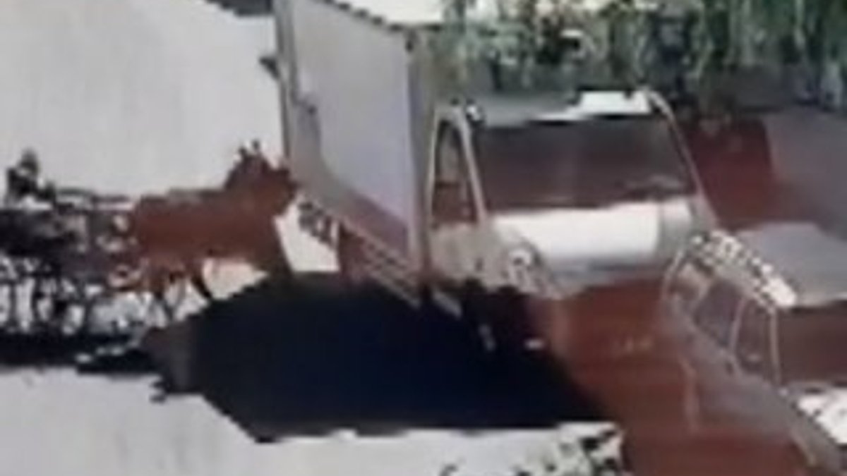 At arabası virajı alamayınca kamyonete çarptı
