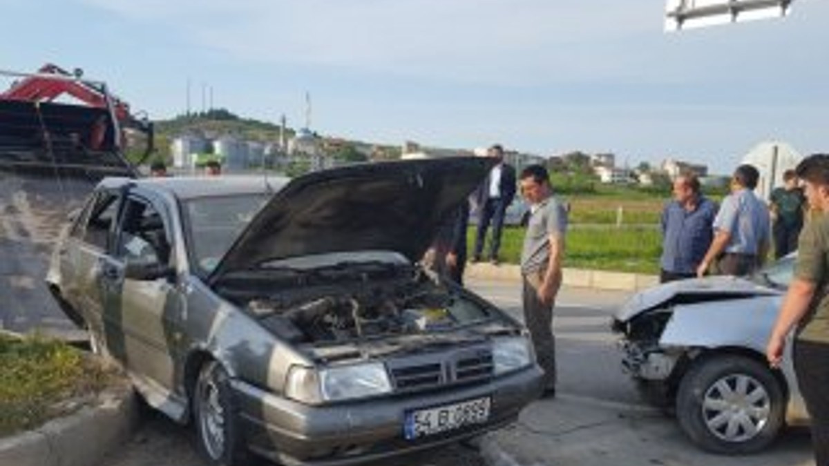 Sakarya'da iki otomobil çarpıştı: 5 yaralı