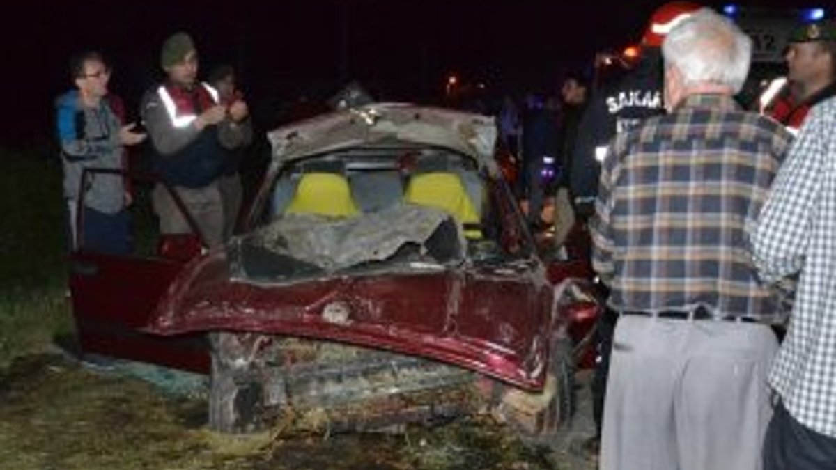 Sakarya'da otomobil ile traktör çapıştı; 3 kişi yaralı