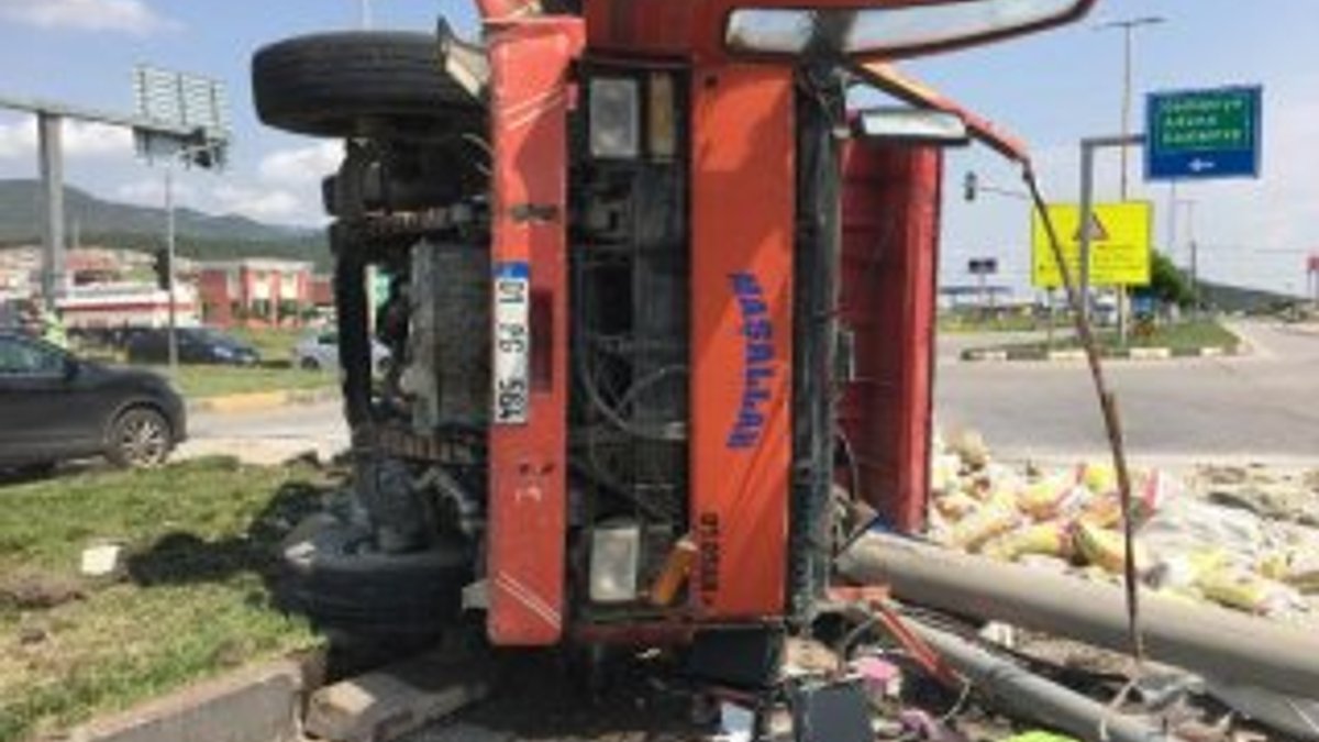 Gaziantep'te çimento yüklü kamyon devrildi sürücü öldü