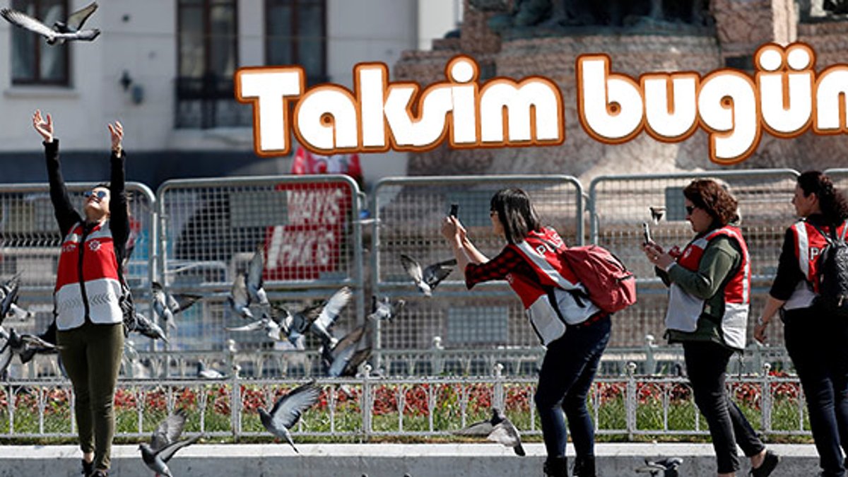 Polisler Taksim Meydanı'nda güvercinlerle vakit geçirdi