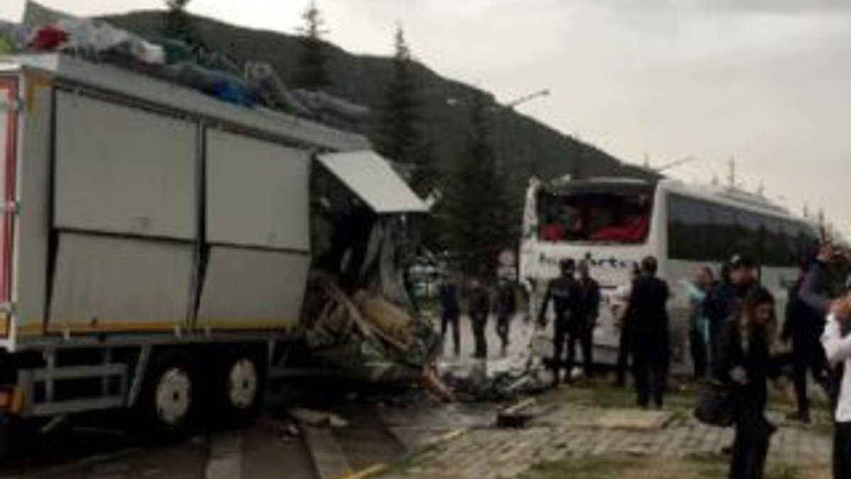 Isparta'da kamyonla yolcu otobüsü çarpıştı: 7 yaralı