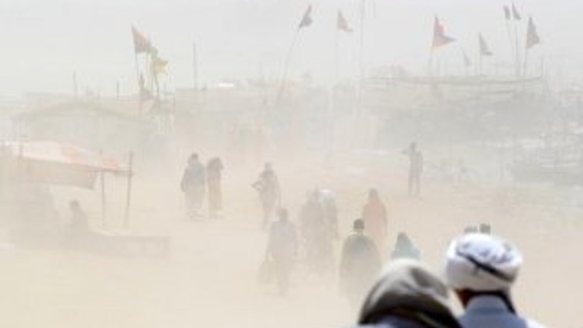 Hindistan'da kum fırtınaları 77 can aldı