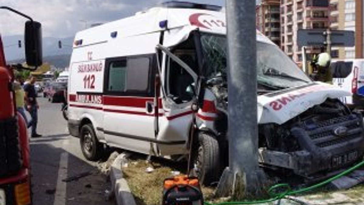 Yaralı taşıyan ambulans kaza yaptı: 3 yaralı