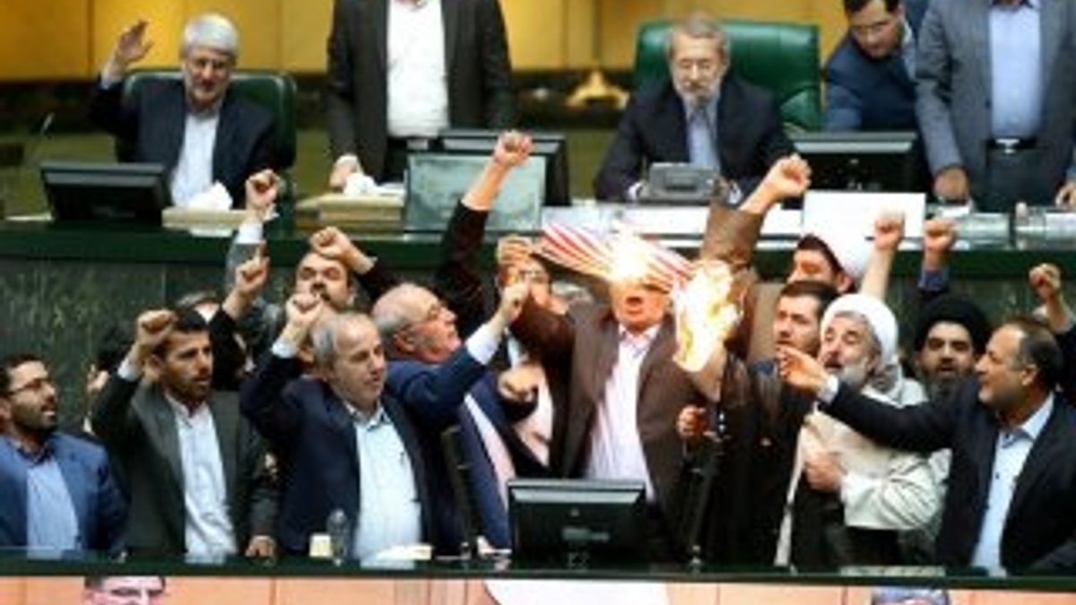 İran meclisinde ABD Bayrağı yakıldı