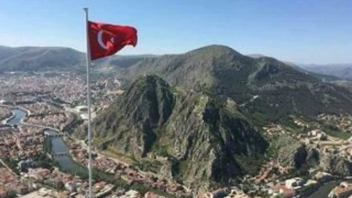 3 arkadaş Huzur Tepesi'ne Türk bayrağı dikti
