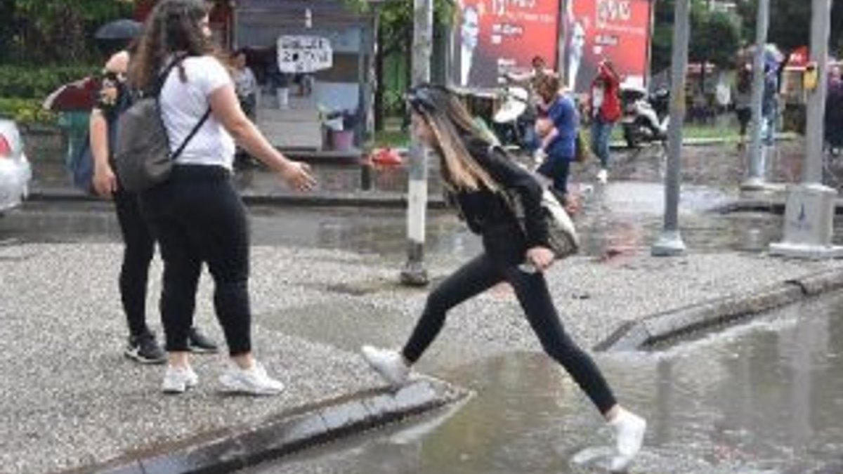İzmir'de sağanak yağmur etkili oldu