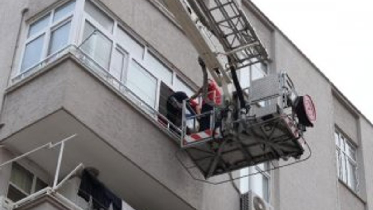 2 yaşındaki kızı balkona kilitledi, yardımına itfaiye koştu