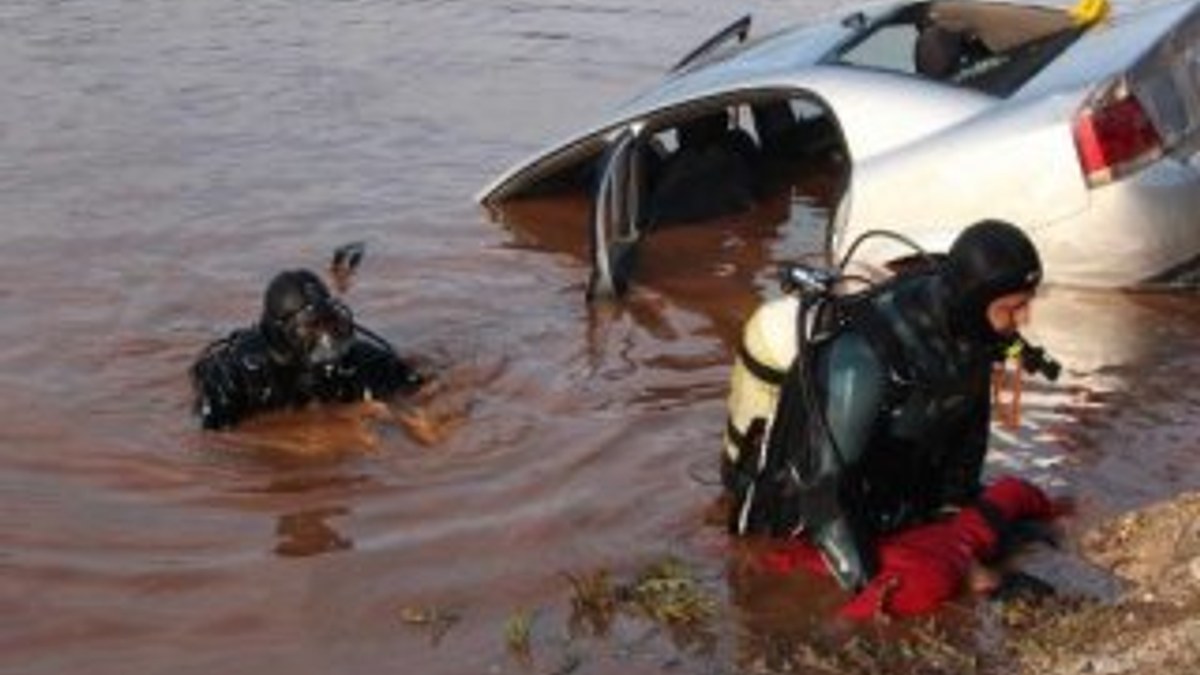 Şanlıurfa'da otomobil su birikintisine devrildi