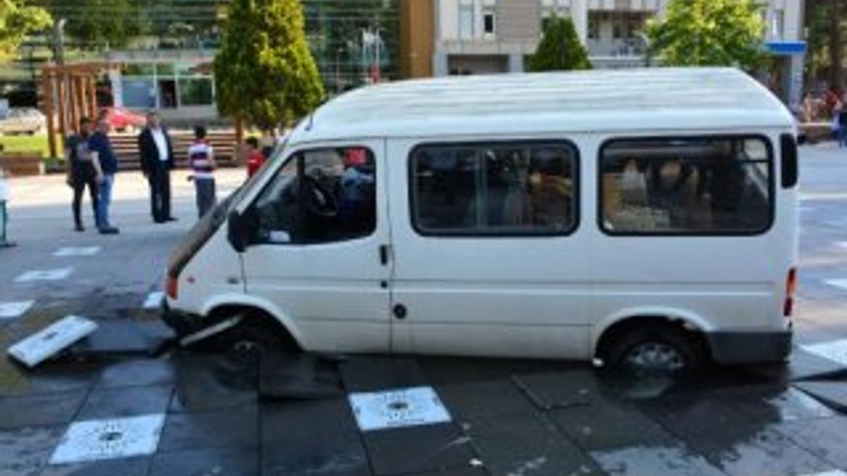 Erbaa'da minibüs kuru havuza düştü