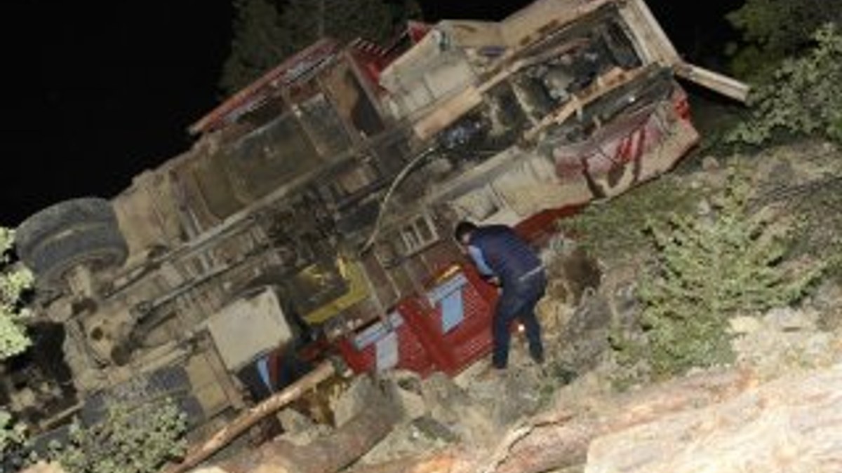 Gümüşhane'de kamyon şarampole devrildi: 1 ölü 3 yaralı