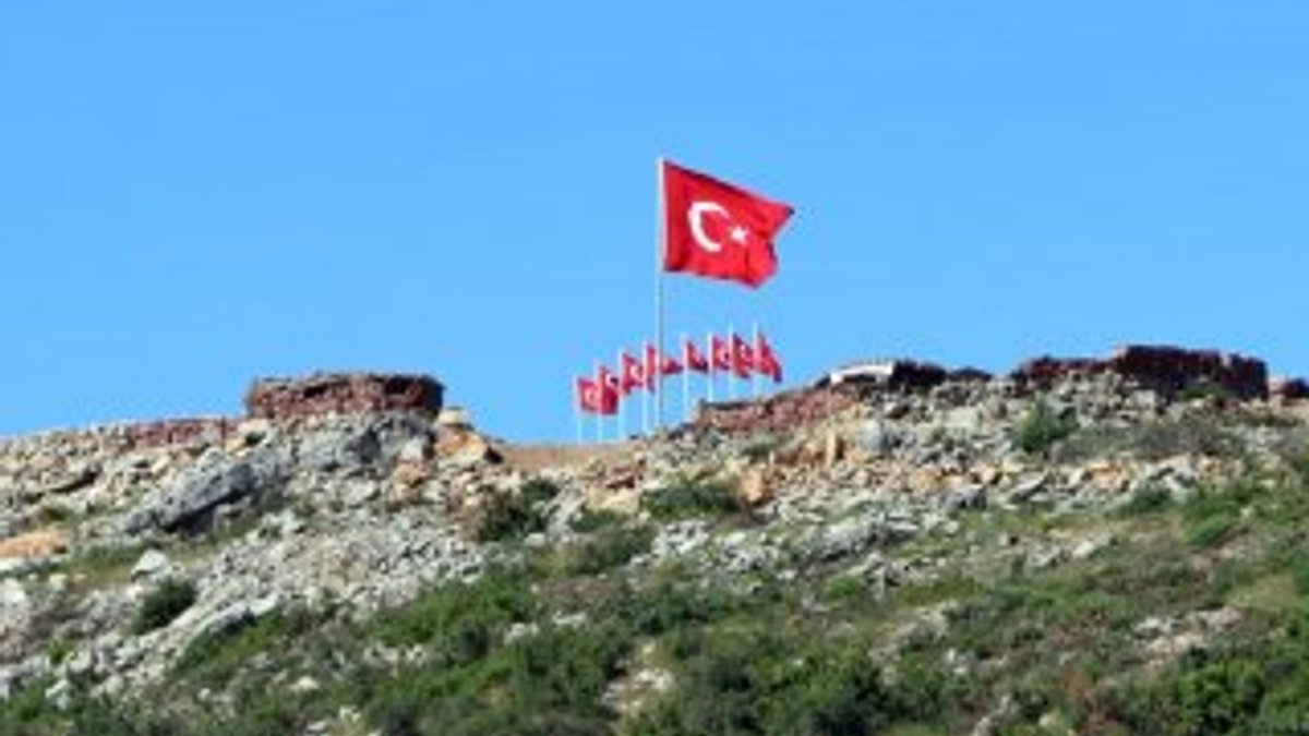 Şehitler Tepesi'ne Türk bayrakları dikildi
