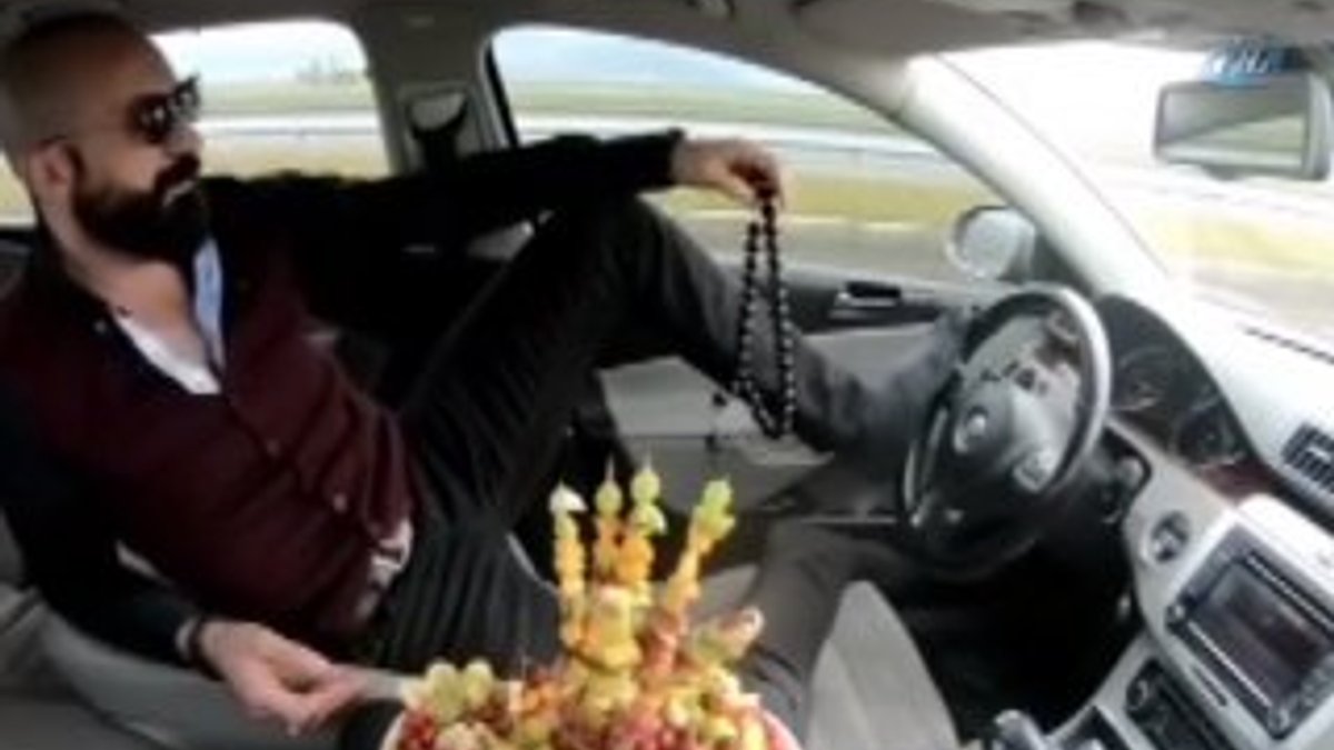 Trafikte meyve tabağı ve tespih kullanan sürücüye gözaltı
