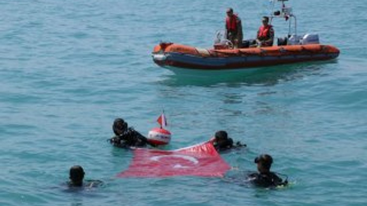 Batık gemiye dalış yapıp Türk bayrağı açtılar