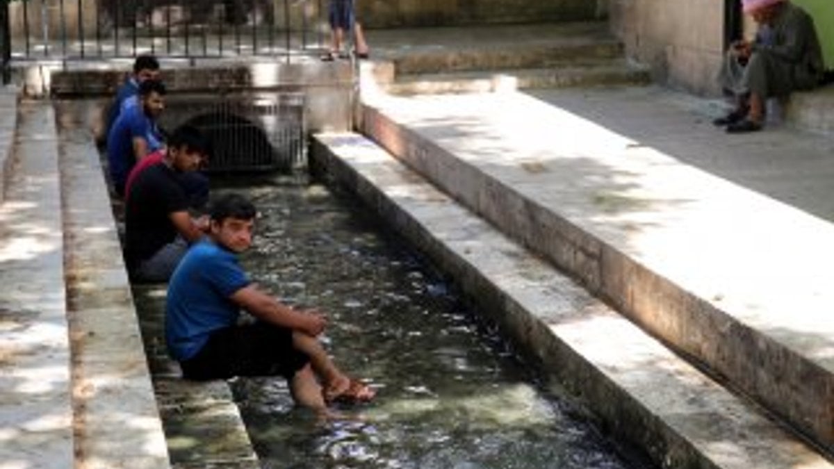 Şanlıurfa'da vatandaşlar cami avlusunda iftarı bekliyor