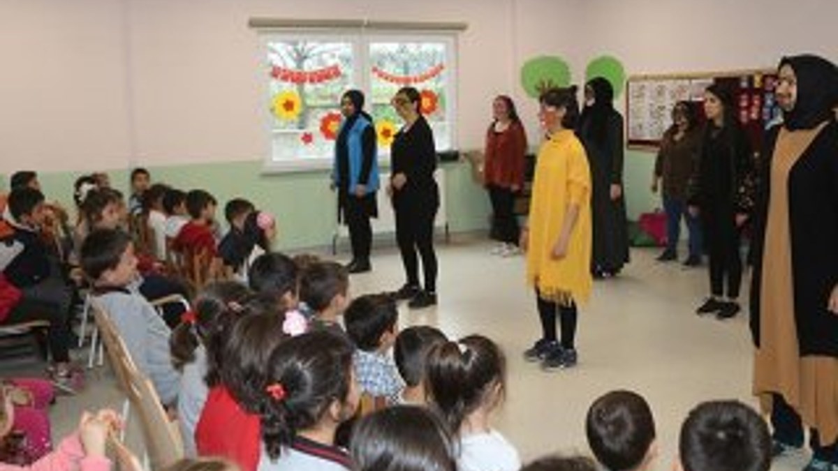 Köy çocuklarını tiyatroyla tanıştırıyorlar