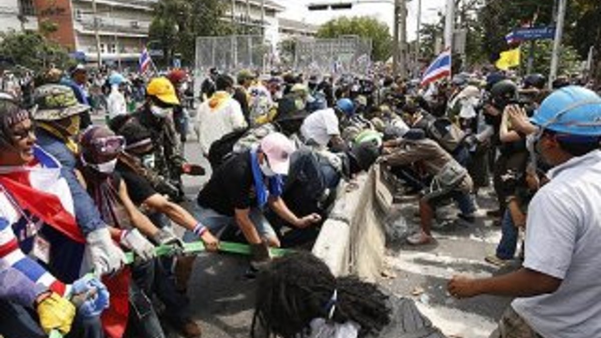 Tayland’da hükümet karşıtı yürüyüşe polis engeli