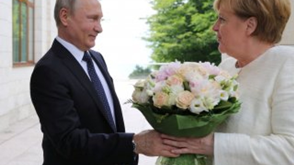 Alman medyası Putin'e çiçek tepkisi