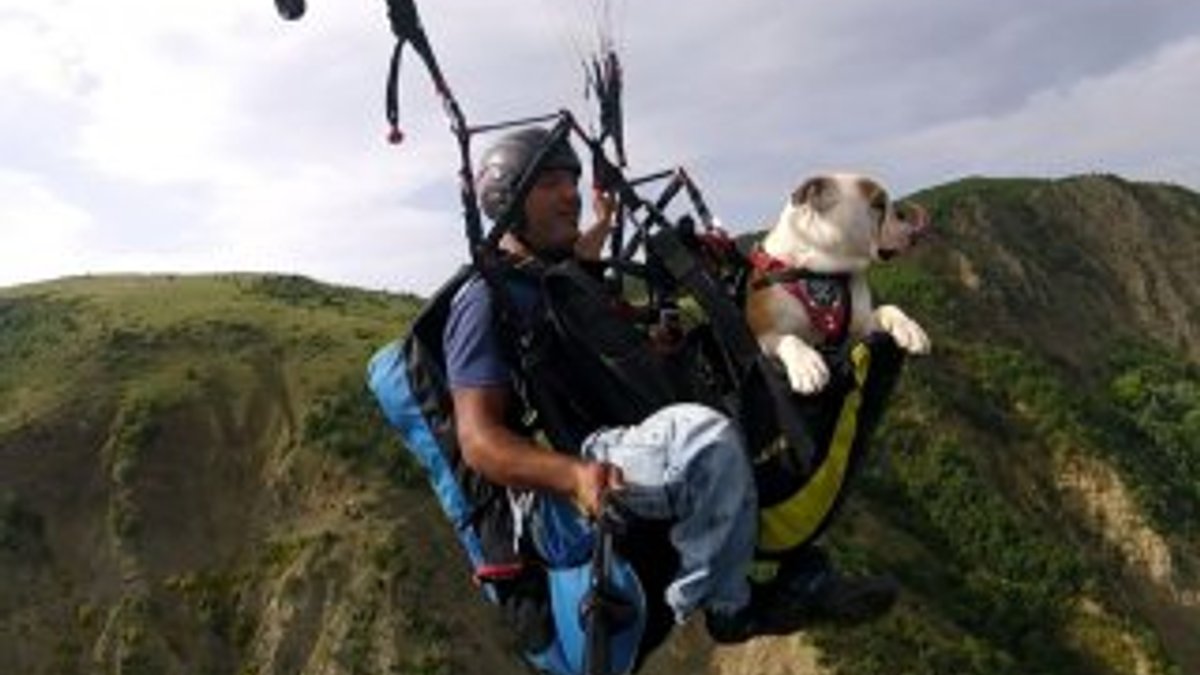 Köpeğiyle beraber yamaç paraşütüyle uçtu