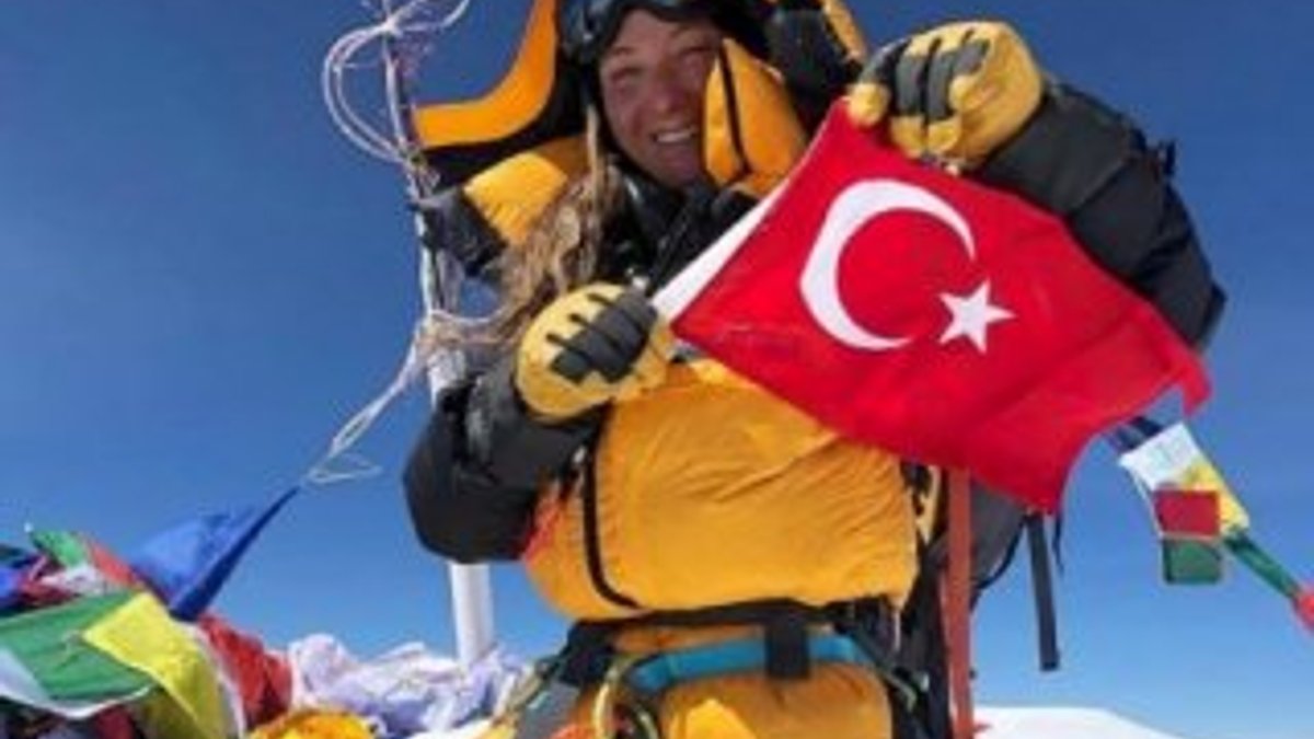 Türk dağcı Gülnur Tumbat, Everest Dağı'na tırmandı