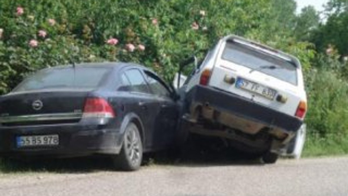 Sinop'ta otomobiller çarpıştı: 2 yaralı