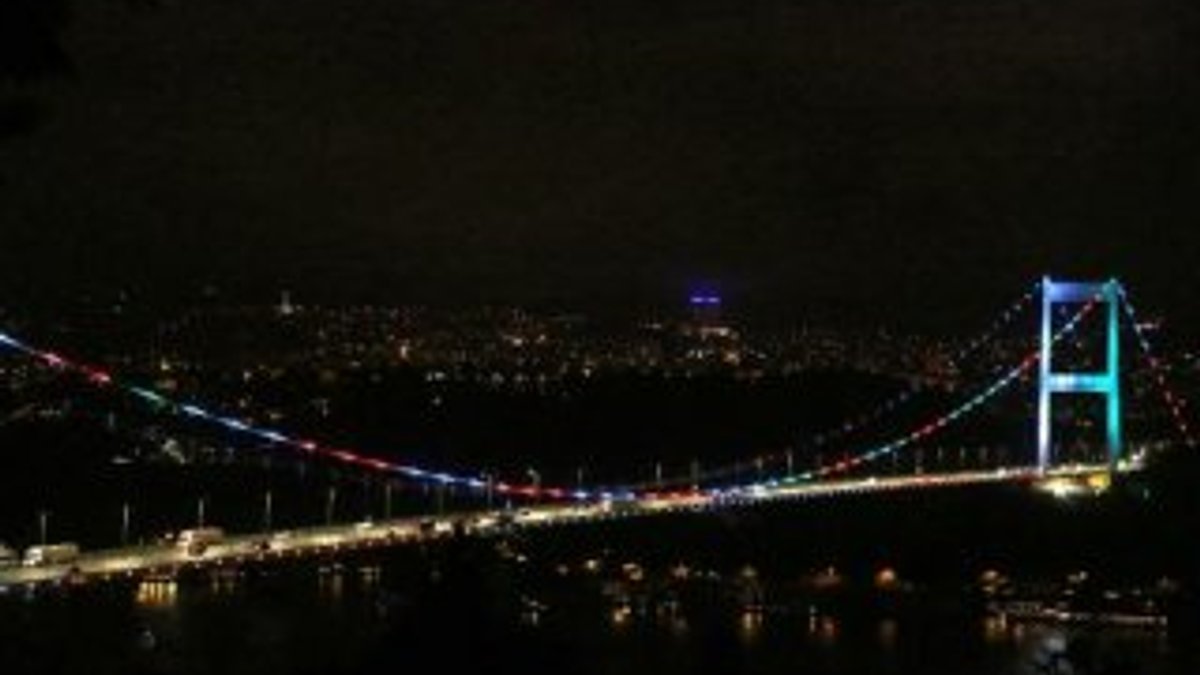 Fatih Sultan Mehmet Köprüsü Azerbaycan renklerine büründü