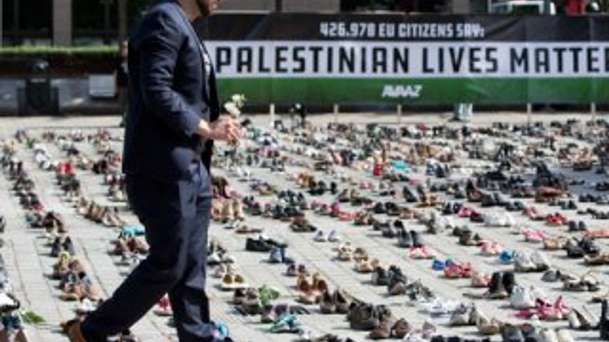 AB binası önünde ayakkabılı Filistin eylemi