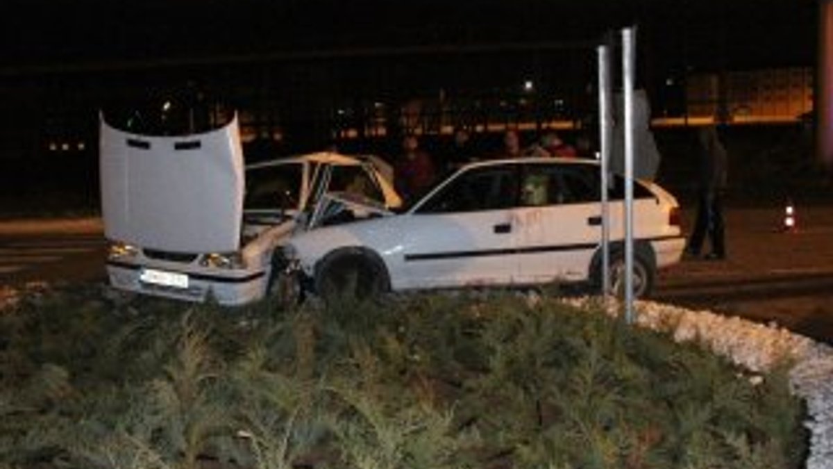 Sivas'ta iki otomobil çarpıştı: 5 yaralı