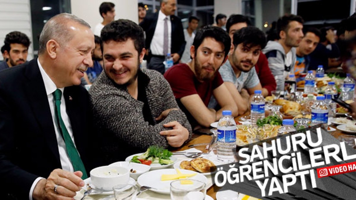 Erdoğan sahurda öğrencilere misafir oldu