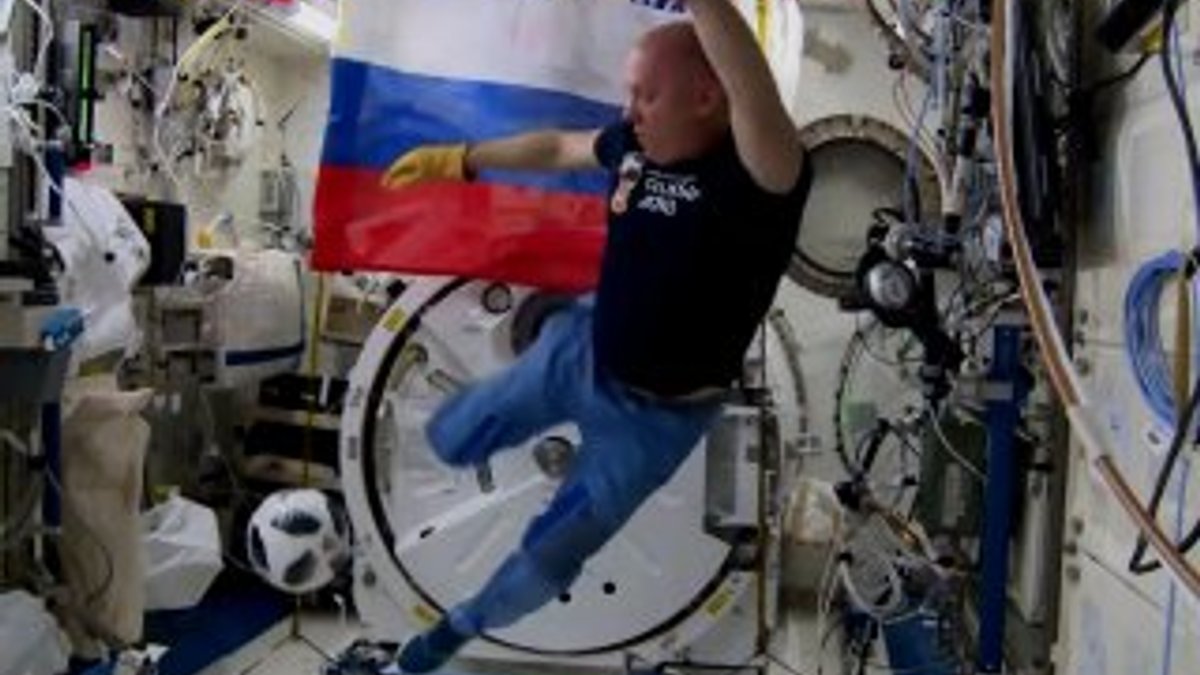 Rus kozmonotlar Dünya Kupası öncesi uzayda futbol oynadı