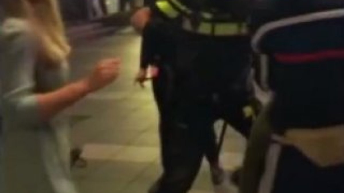 Hollanda polisinden kadına yumruklu müdahale