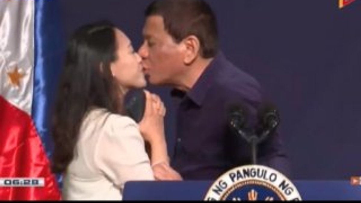 Filipinler Devlet Başkanı, kadın işçiyi dudağından öptü