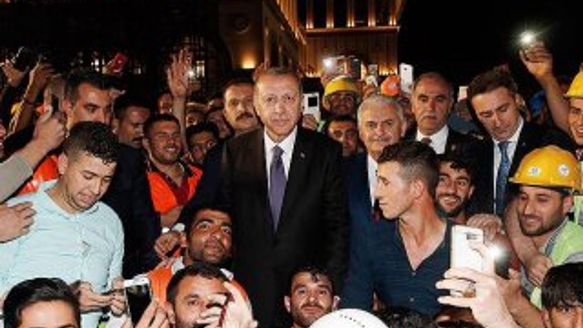 Cumhurbaşkanı Erdoğan, Külliye'deki işçilerle buluştu