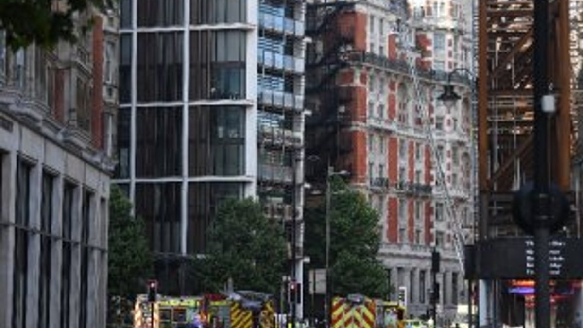 Londra'da 12 katlı otelde yangın çıktı