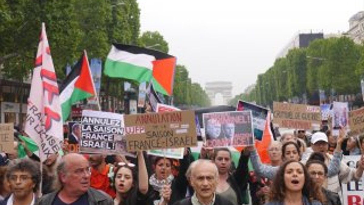 Netanyahu Paris'te protesto edildi