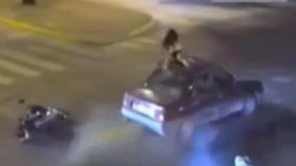 Kaza anında arabanın tavanına oturan kız