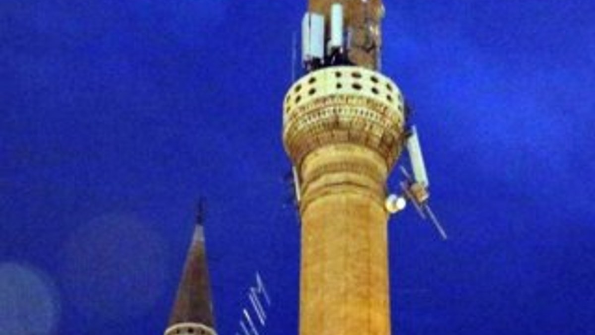 Minaresine yıldırım düşen caminin mahyası sağlam kaldı