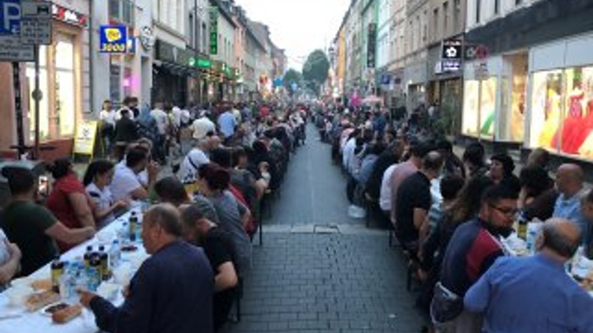 Köln'ün Türk caddesinde teröre karşı birlik iftarı