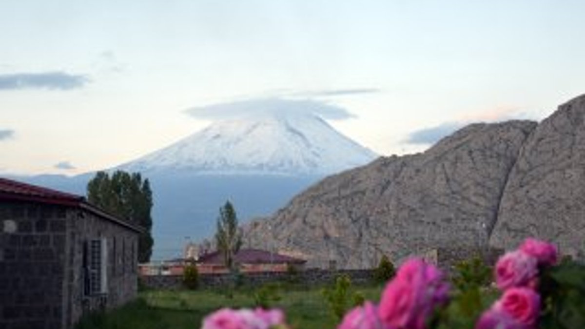 Ağrı Dağı, sis bulutuyla büyüledi