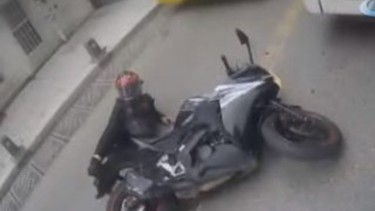 Motosikletlinin ölümden kıl payı kurtulduğu anlar kamerada