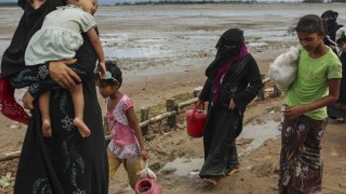 Muson yağmurlarının vurduğu Arakanlılar görüntülendi