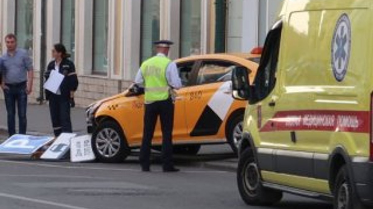 Moskova'da taksi kalabalığın arasına daldı: 7 yaralı