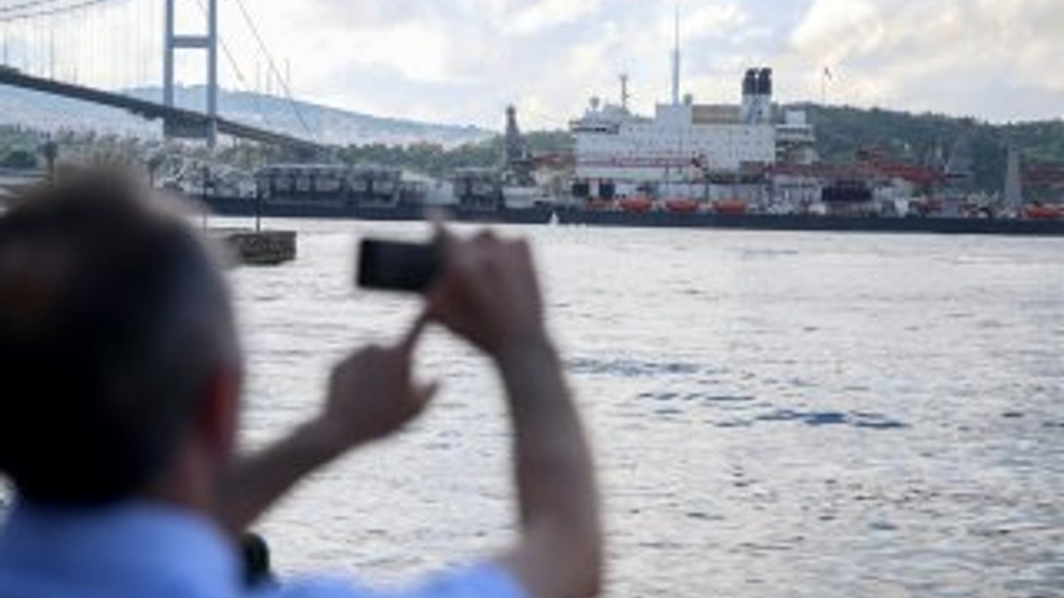 Dünyanın en büyük inşaat gemisi İstanbul'dan geçti
