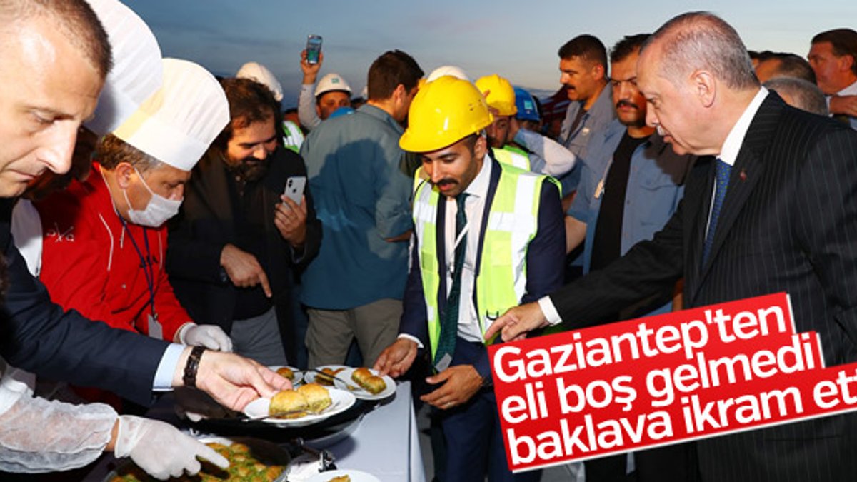 Erdoğan'dan havalimanı çalışanlarına baklava ikramı