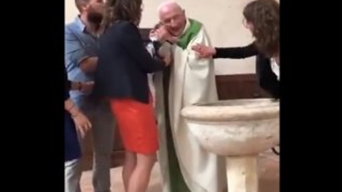 Vaftiz sırasında susmayan bebeği tokatladı