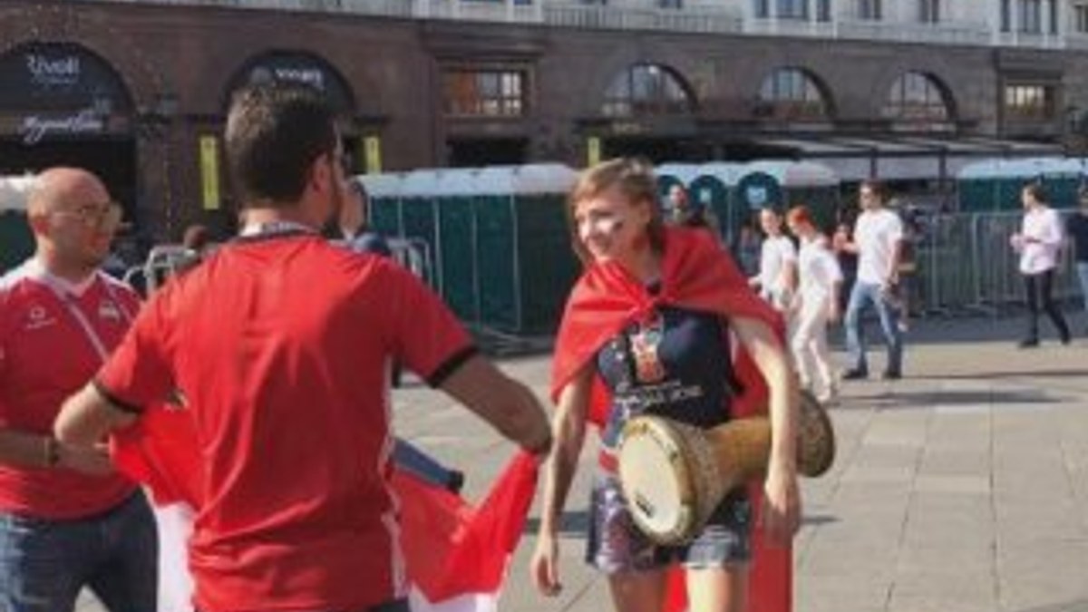 Rus şarkıcı Moskova sokaklarında Türk bayrağı açtı