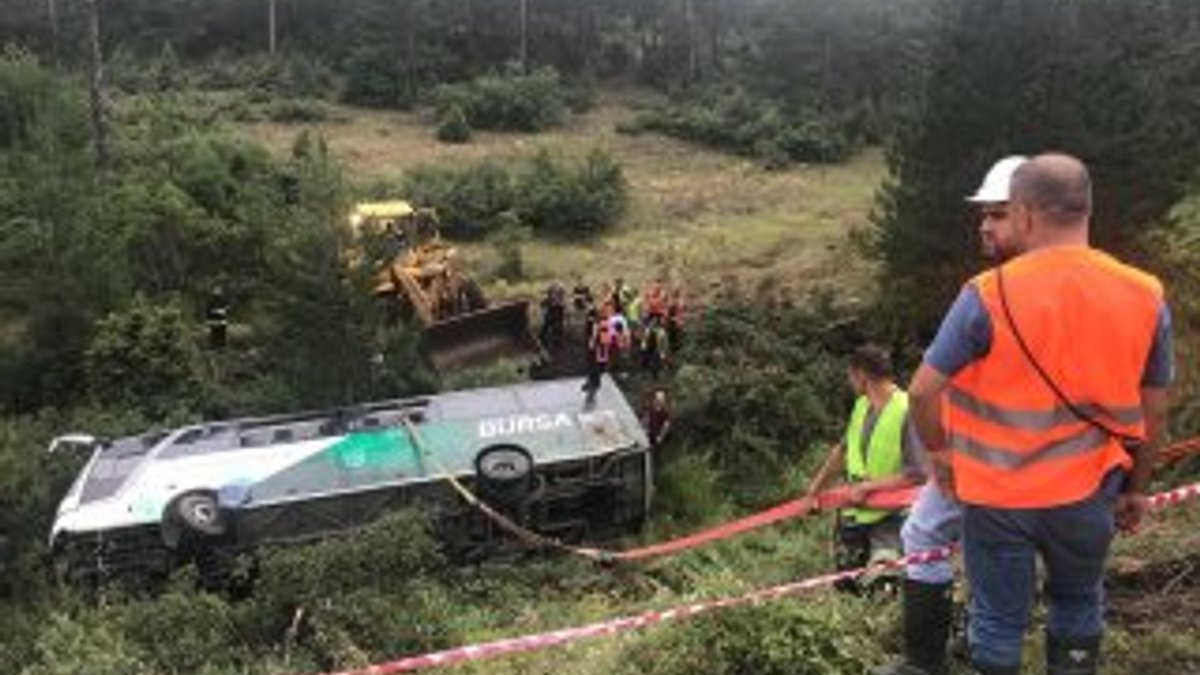 Bursa'da yolcu otobüsü devrildi: 1 ölü, 20 yaralı